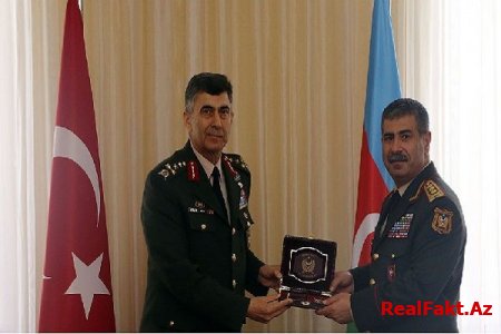 Zakir Həsənov Türkiyə Quru Qoşunları komandanını medalla təltif edib