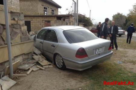 Azərbaycanda inanılmaz yol qəzası - "Mercedes" hasarı dağıdıb həyətə girdi