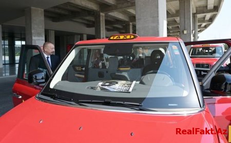 İlham Əliyev Bakıya gətirilmiş TX modelli yeni “London taksi”ləri ilə tanış olub - YENİLƏNİB + FOTO/VİDEO
