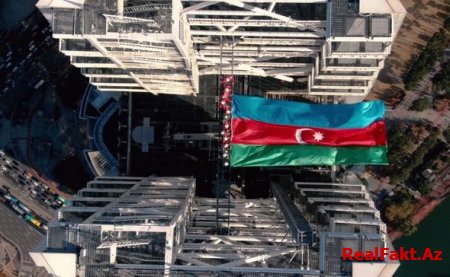Azərbaycanın dövlət bayrağı dünyanın ən hündür beşinci göydələnində dalğalanıb - FOTO