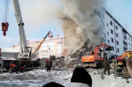 Rusiyada partlayış nəticəsində binanın bir hissəsi çökdü: Ölənlər var - ANBAAN VİDEO