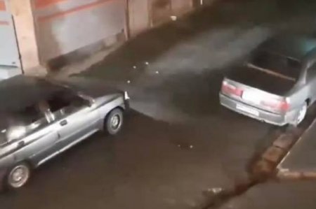 İranda xüsusi təyinatlılar küçədə öz avtomobili ilə vətəndaşa yaxın məsafədən atəş açırlar 