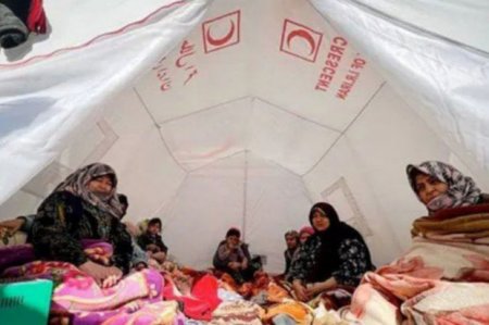 İran hökuməti Xoy zəlzələsindən zərərçəkənlərə verilən çadırları geri alır, işıqlarını kəsir - FOTO