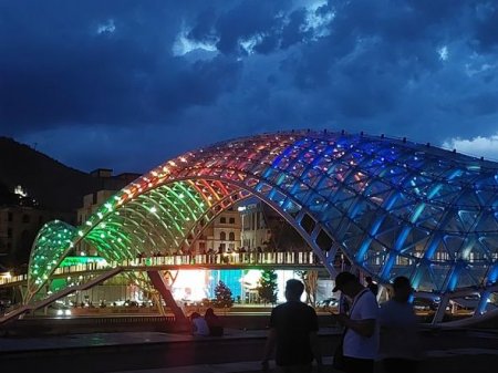 Tbilisidəki teleqüllə və “Sülh körpüsü” Azərbaycan bayrağının rəngləri ilə işıqlandırılıb - FOTO