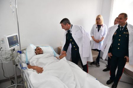Elçin Quliyev yaralı hərbçimizi ziyarət etdi - FOTO