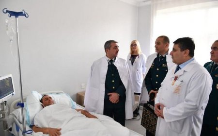 Elçin Quliyev yaralı hərbçimizi ziyarət etdi - FOTO