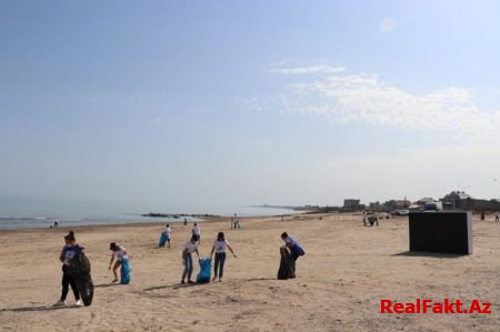 Sumqayıtda məişət tullantıları ilə çirklənmiş dəniz sahili təmizləndi - FOTO
