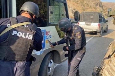 Azərbaycan polisi qondarma “bayrağ”ı maşınların üzərindən süngü ilə qazıdı - FOTO/VİDEO