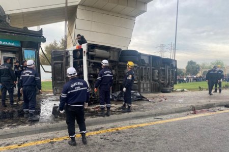 Bakıda yük maşını avtobusa çırpıldı: Beş ölü, çox sayda yaralı var - FOTO + YENİLƏNİR