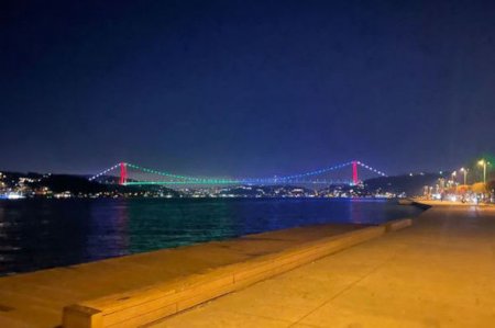 İstanbulun məşhur körpüsü Azərbaycan bayrağının rəngləri ilə işıqlandırılıb - FOTO